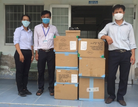 HKI Vietnam presents over 1,300 TOM shoes for needy kids in Tra Vinh