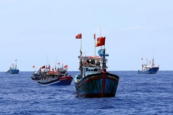 filipino daughter thanks vietnamese fishermen for saving dad who lost at sea for 17 days