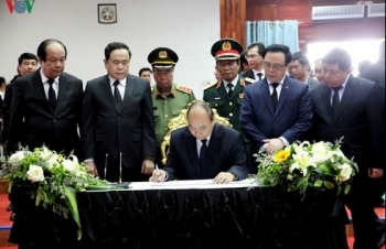 PM Nguyen Xuan Phuc pays tribute to former Lao leader
