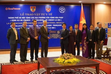 Hanoi presents 200,000 face masks to French localities
