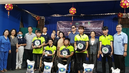 HUFO presents 2,000 gifts for disadvantaged people and children in HCM City