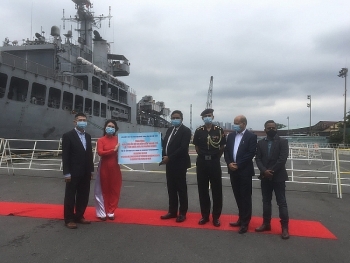 Vietnam gifts over 50,000 medical masks to India