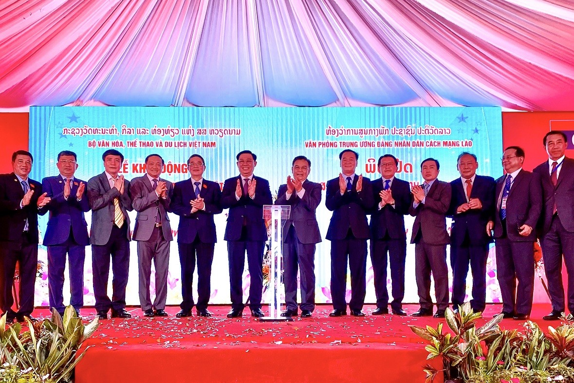 National Assembly Chairman Visits Laos to Strengthen Solidarity