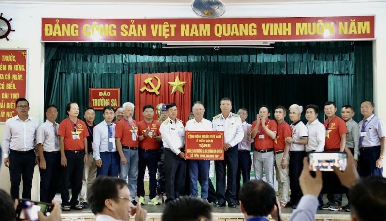 Overseas Vietnamese Visit Truong Sa Island, DK1 Platform