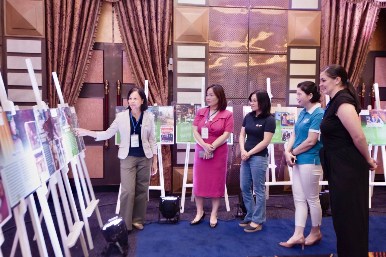 Quynh Anh Vu, GREAT Deputy Team Leader introducing the stories of change of the GREAT women and men to participants.