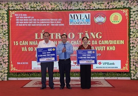My Lai Peace Foundation presents gifts to AO/dioxin victims and poor students in three provinces