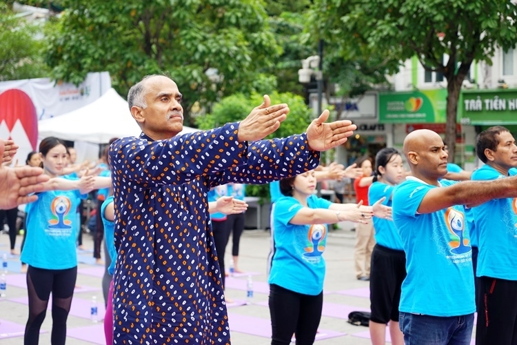 sixth international day of yoga to kick off this weekend in vietnam