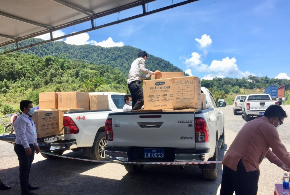 Thua Thien - Hue Friendship Union aids medical supplies to help Lao Sekong and Salavan provinces
