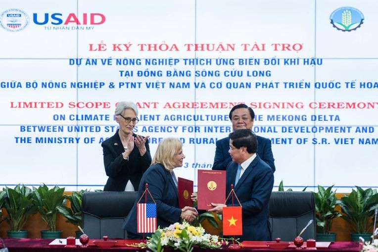 The signing was observed by MARD Minister Le Minh Hoan and Deputy Secretary Sherman.