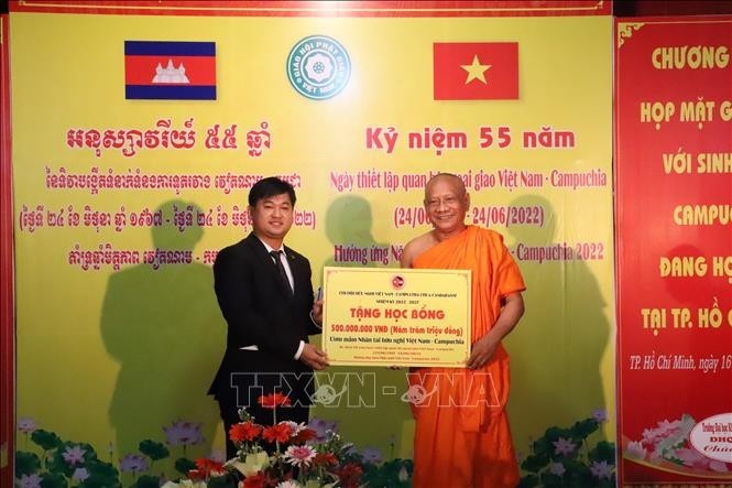 Vietnam's Delegation Provides Check-ups, Gifts for Needy People in Laos