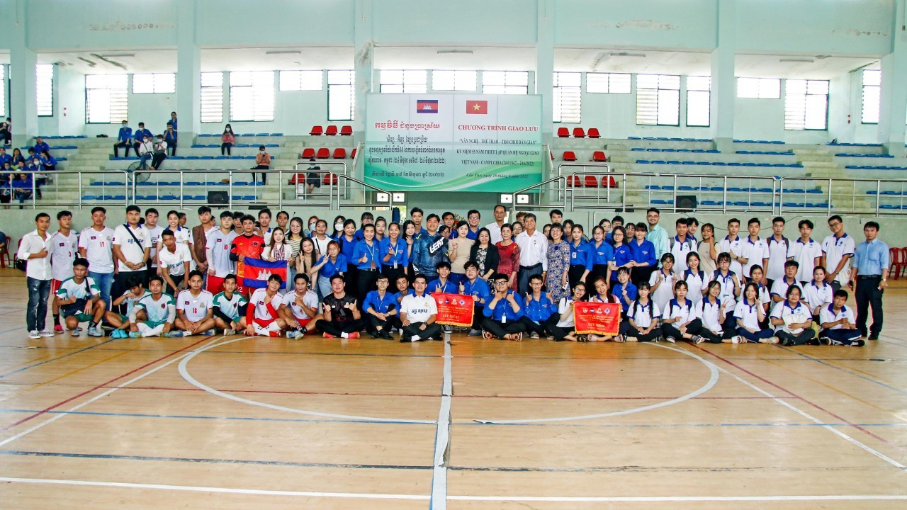400 Vietnamese, Cambodian Students Exchange in Can Tho