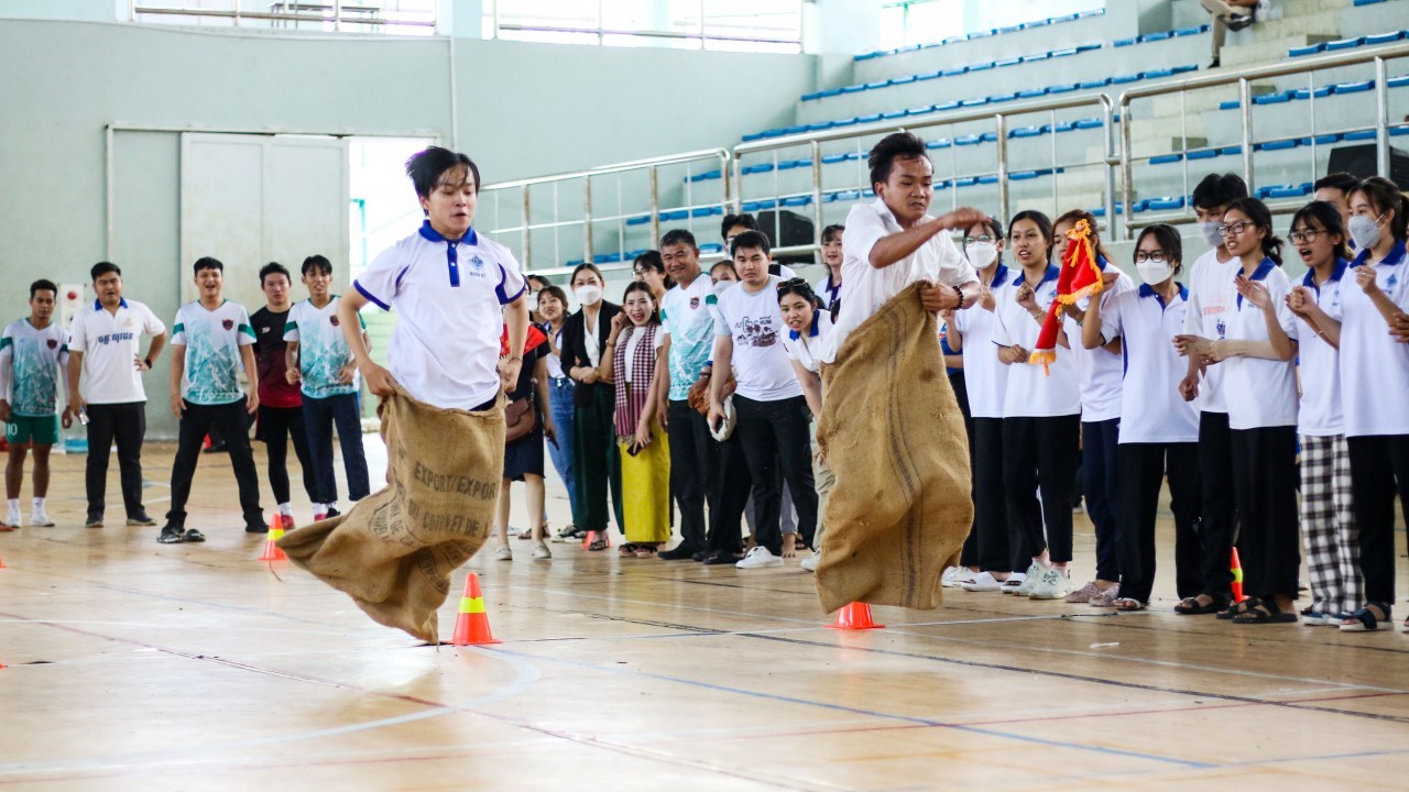 400 Vietnamese, Cambodian Students Exchange in Can Tho