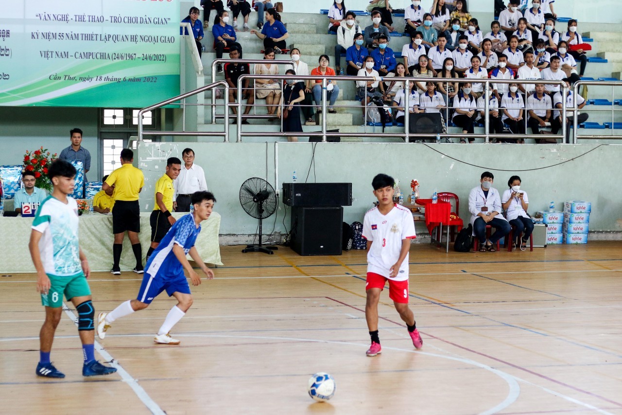 400 Vietnamese, Cambodian Students Exchange in Can Tho