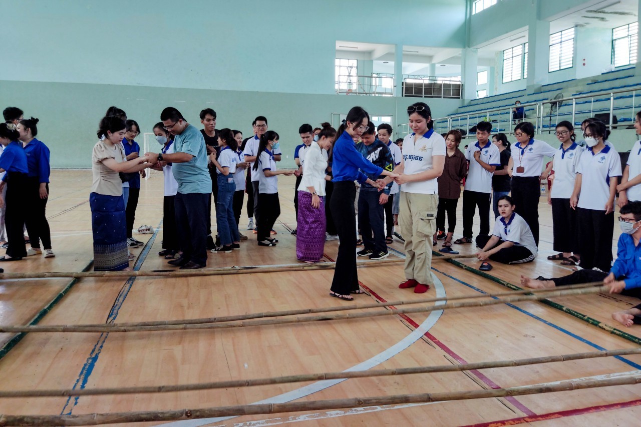 400 Vietnamese, Cambodian Students Exchange in Can Tho