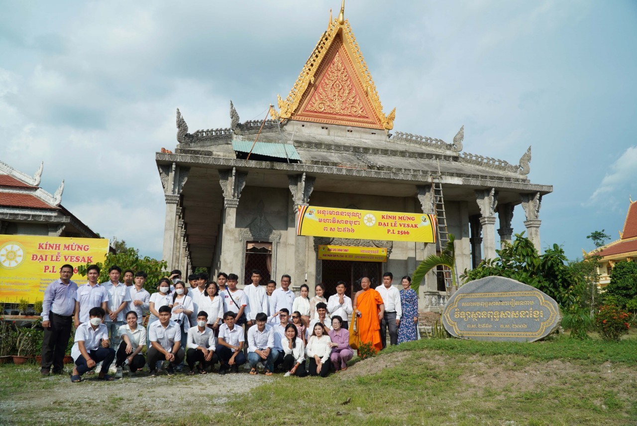 400 Vietnamese, Cambodian Students Exchange in Can Tho
