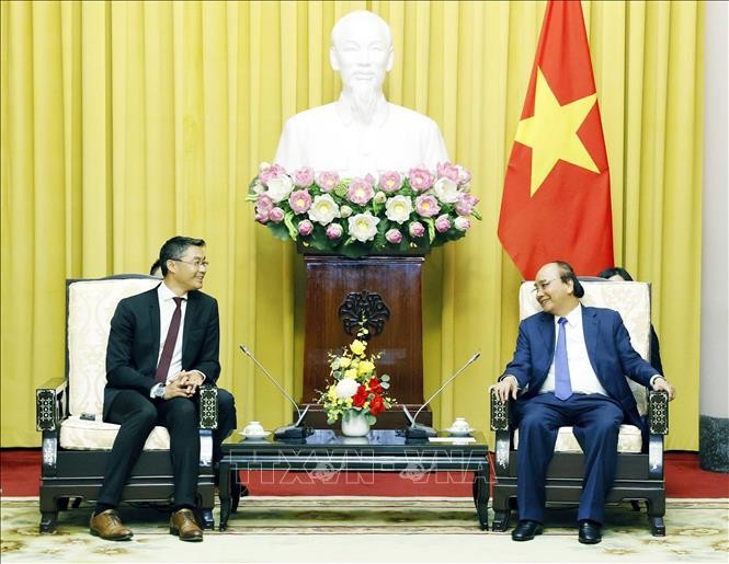 President Nguyen Xuan Phuc (R) receives Honorary Consul of Vietnam in Switzerland Philipp Rosler. Photo: VNA