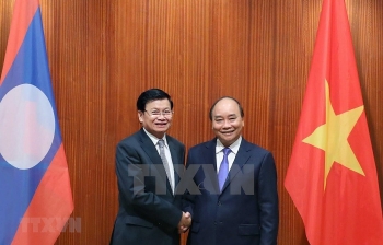 pm nguyen xuan phuc hold talks with lao counterpart