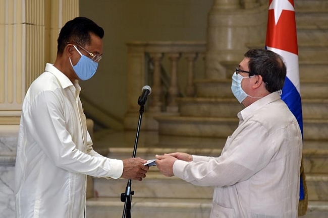 Cuba presents Friendship Medal to Vietnamese Ambassador