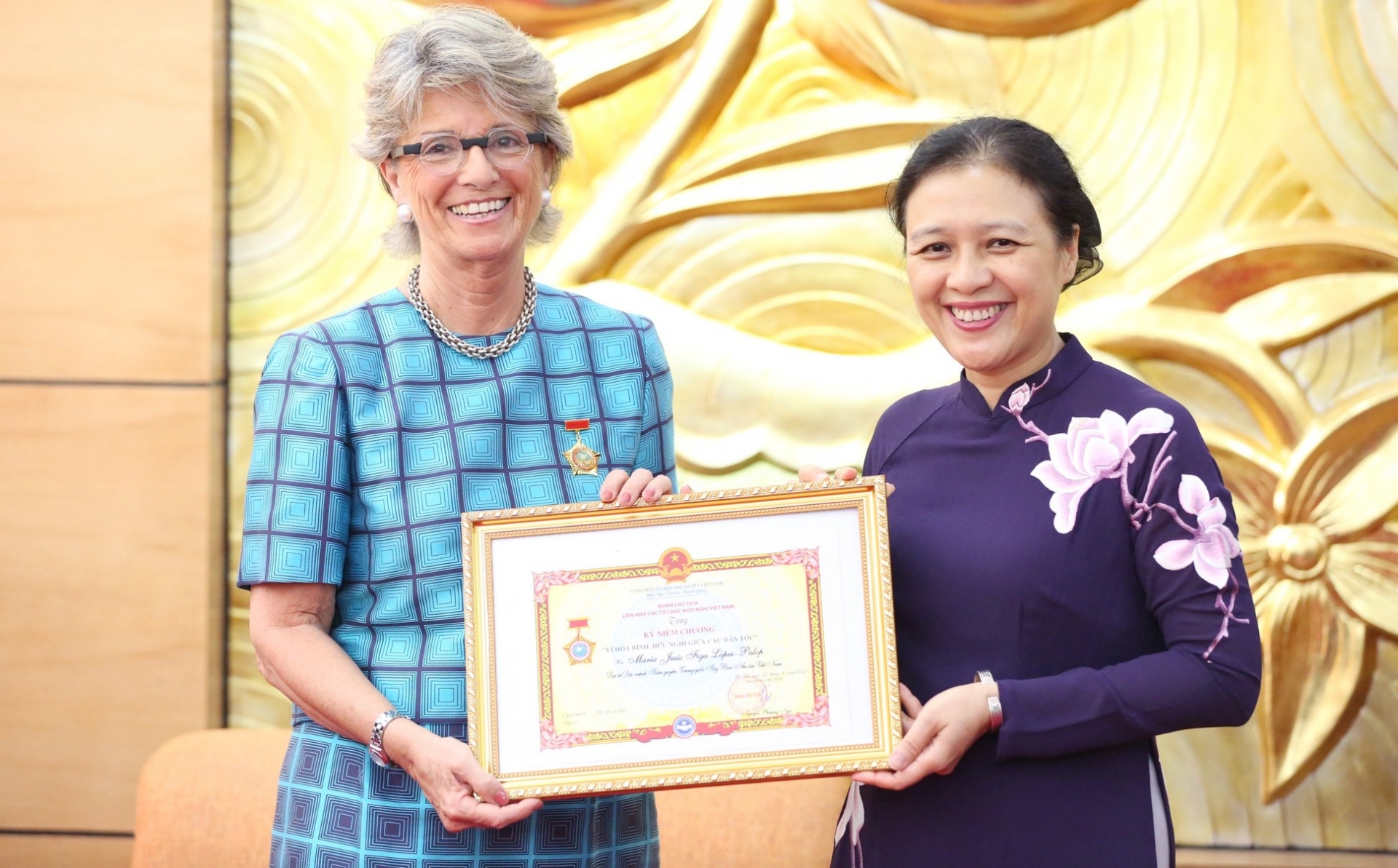 outgoing spanish ambassador honoured with friendship insignia