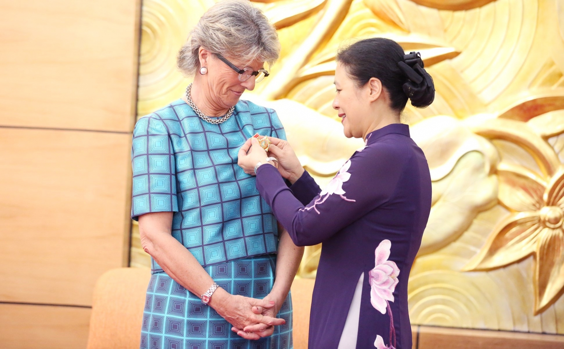 outgoing spanish ambassador honoured with insignia for peace and friendship