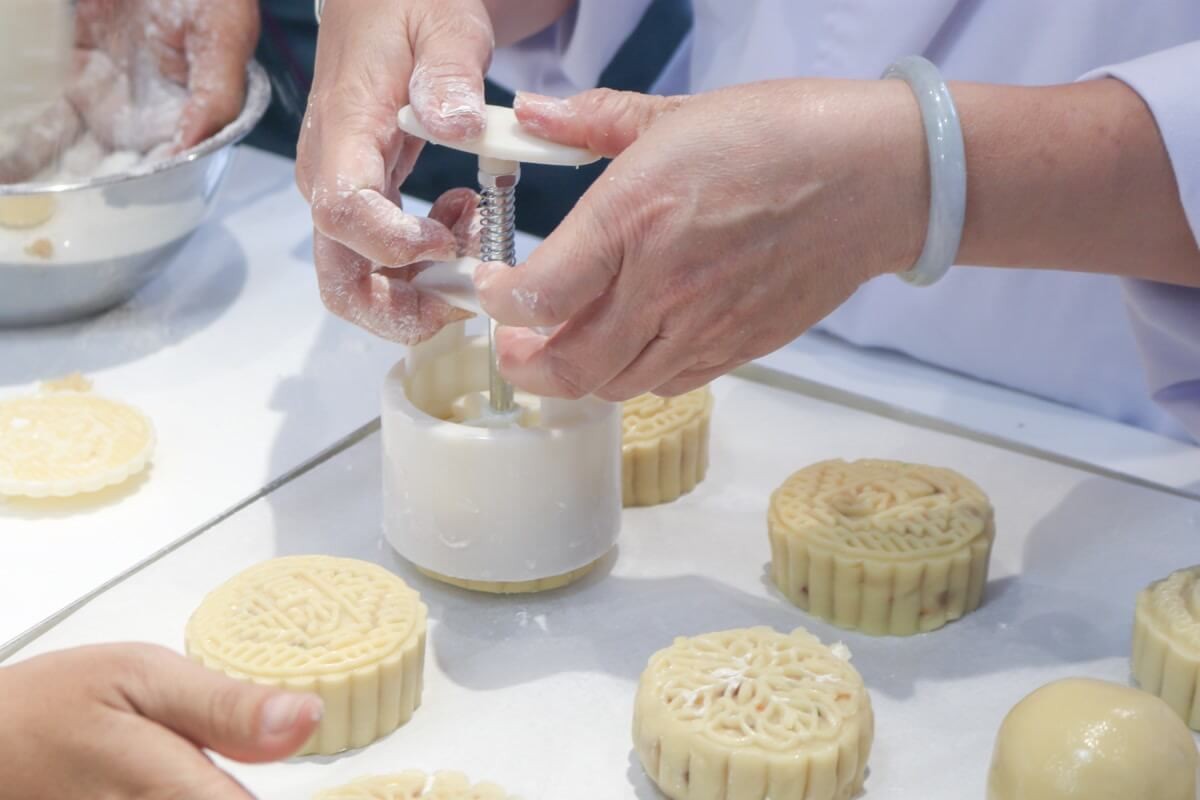 How To Make Baked Mooncakes At Home
