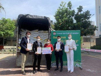 Vietnamese expatriates Present 12 Tonnes of Rice to Ho Chi Minh City