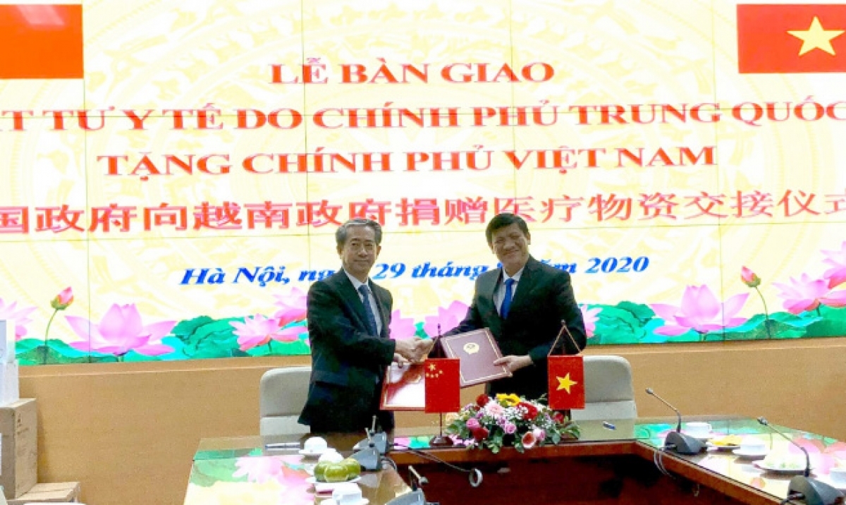US, China donates ventilators, masks to Vietnam to respond to COVID 19