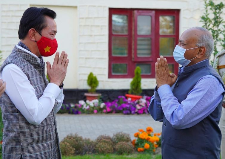 Vietnamese Diplomats Helpe Broken Car in Ladakh, India