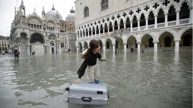 italy declares state of emergency in venice after flood devastation
