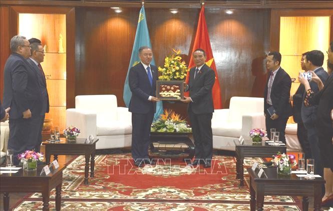 top legislator kazakhstan can partner with da nang in light industry import export tourism