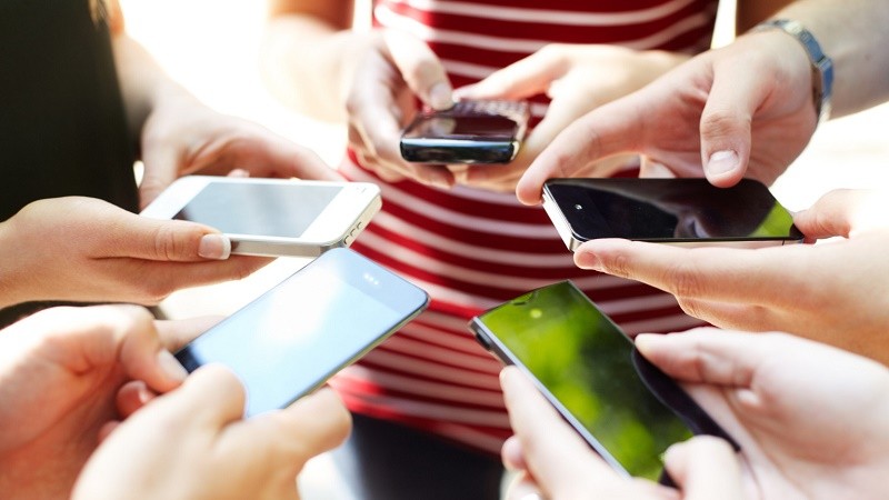 why most vietnamese dont buy made in vietnam smartphones