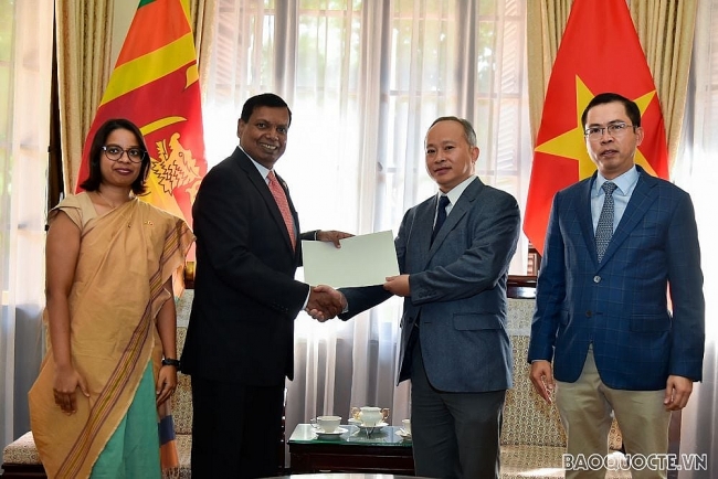 Sri Lankan community in Vietnam sends flood-hit victims over USD 2,000