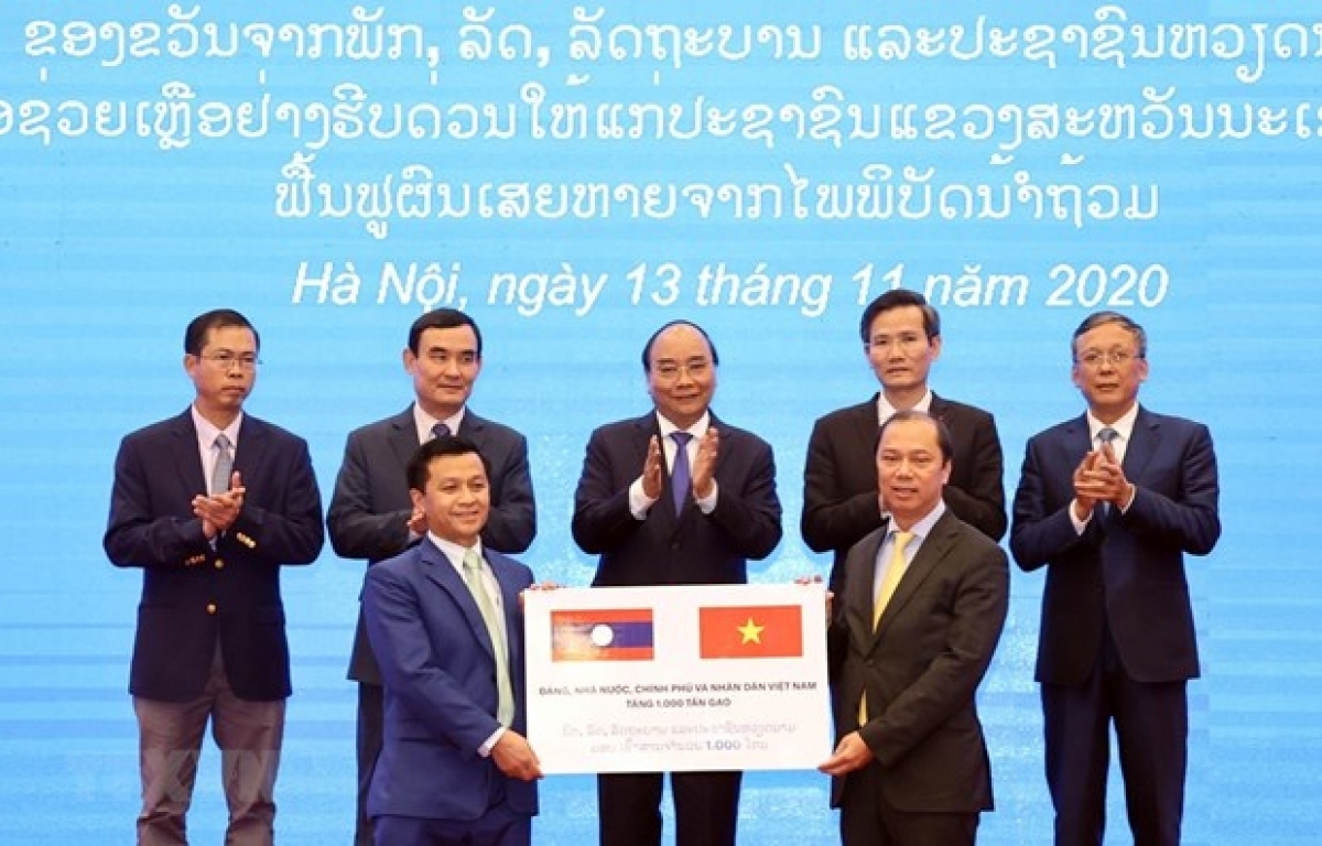 Vietnam presents 1,000 tonnes of rice to Lao flood victims