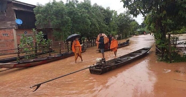 Vietnam presents 1,000 tonnes of rice to Lao flood victims