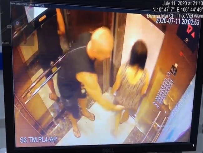 Foreign man caught on camera sexually harassing Vietnamese woman