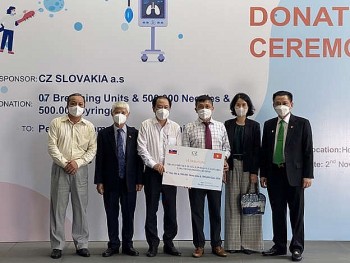 Vietnam Receives More Medical Equipment, Vaccines from International Friends