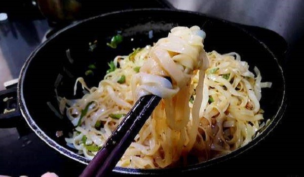 Stir-fried Pho, A Dish Born for Hanoi's Winter Afternoon
