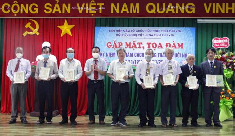 104th Anniversary of Russian October Revolution Marked in Vietnam