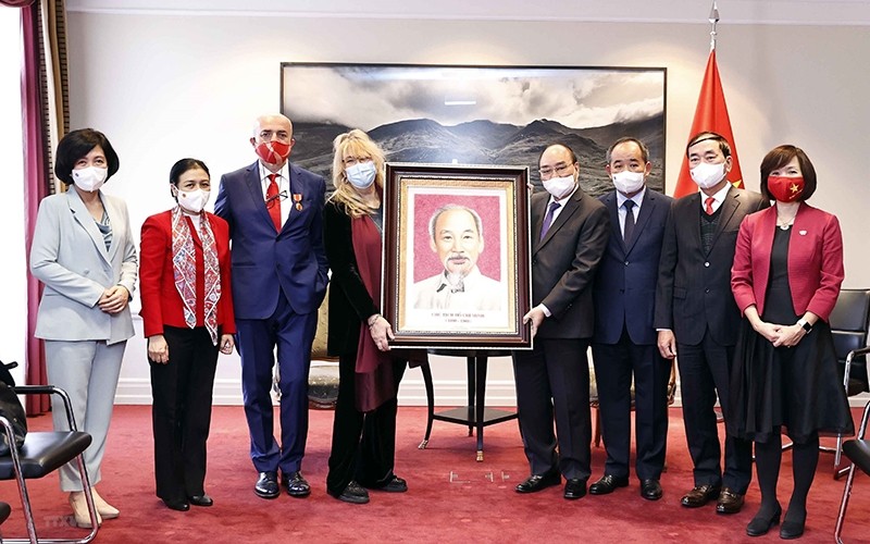 President Hails Contributions of Vietnam's Honorary Consul in Turin, Italy