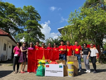 Vietnamese women association in Tanzania presents necessities to orphans