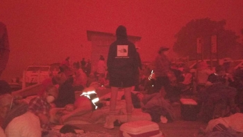 Thousands trapped on Australia beach encircled by fire