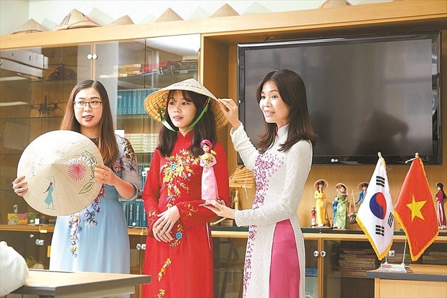 Korean-Vietnamese girl grand prize winner of Korea Multicultural Youth Awards