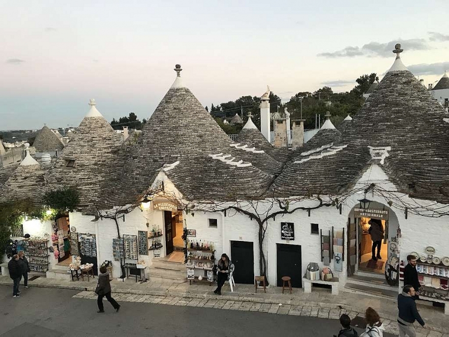 0554 visita al magico pueblo de alberobello en puglia italia