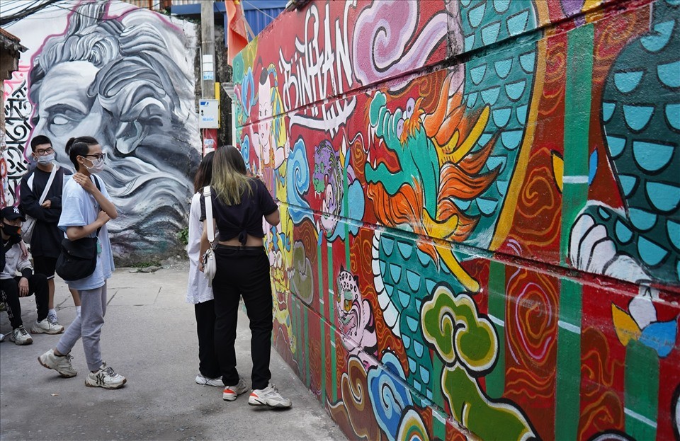 Hai Phong Artists Raise Holiday Spirit with Colorful Fresco Alley