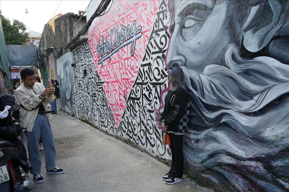 Hai Phong Artists Raise Holiday Spirit with Colorful Fresco Alley