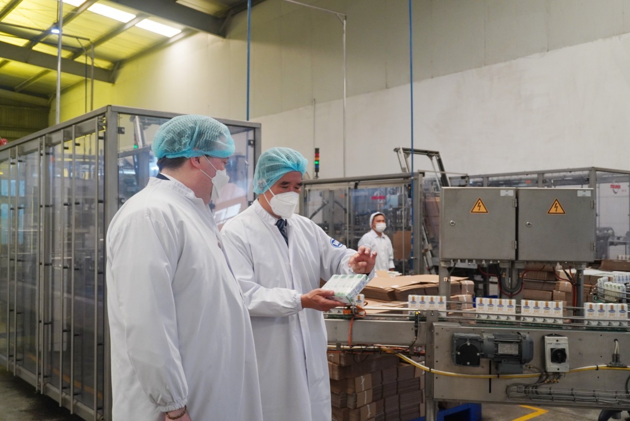 Leaders of Vinamilk Dairy Factory introduced Vinamilk dairy products to the Ambassador.