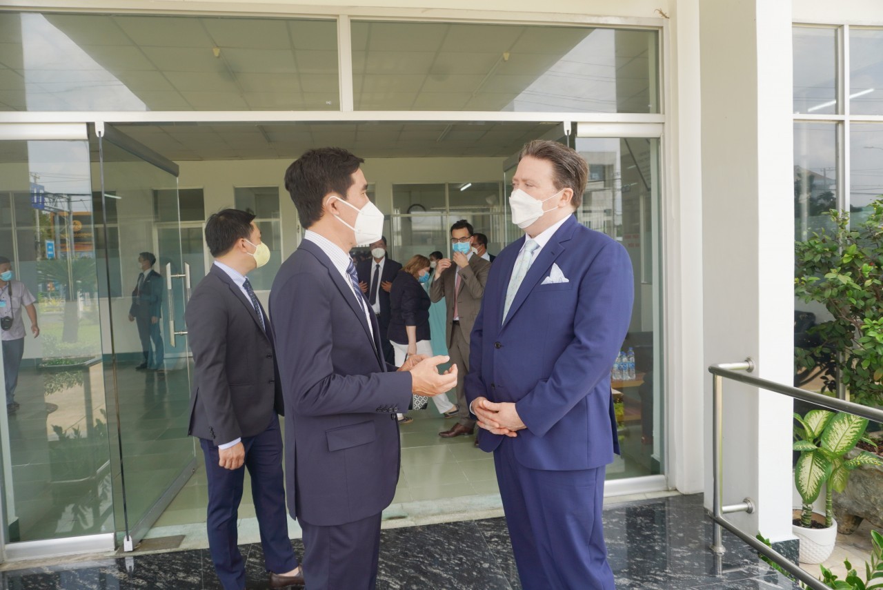 The US Ambassador discussed with representatives of Vinamilk's dairy factory.