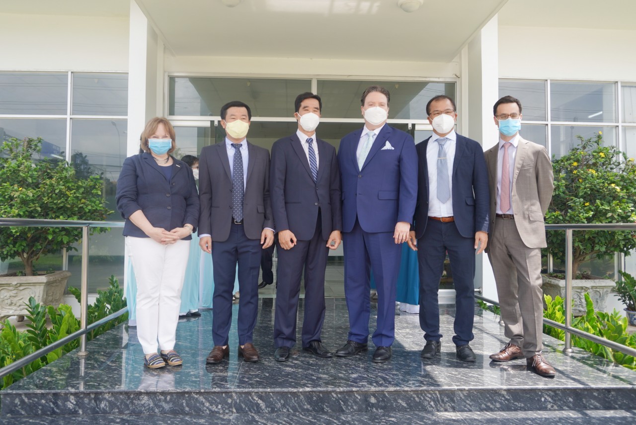 The US Ambassador took a photo with leaders of Vinamilk Dairy Factory in Can Tho.