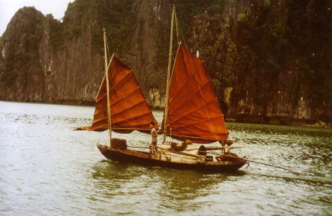 Yesteryear in Ha long Bay through Lenses of Foreign Tourists Yesteryear in Ha long Bay through Lenses of Foreign Tourists