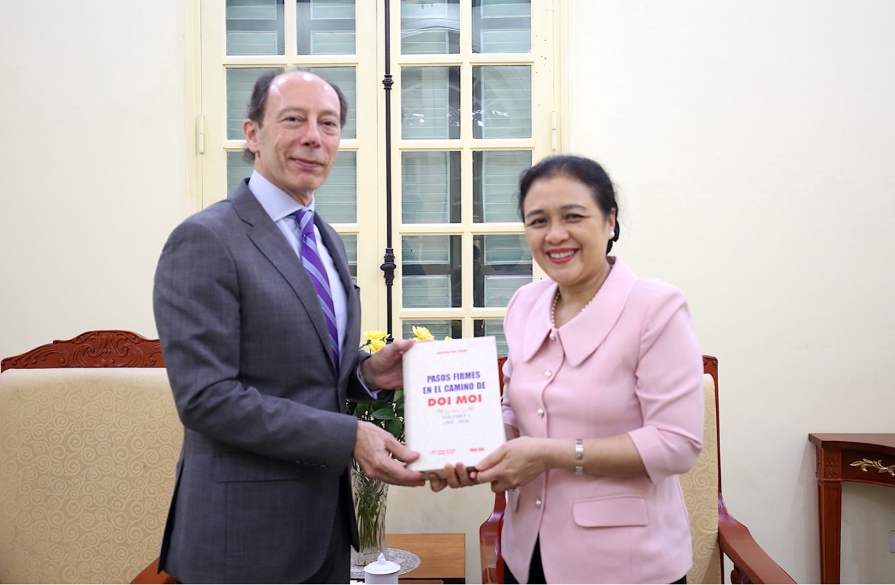 VUFO President Welcomes Ambassador of Uruguay